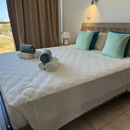 Too Coool 1 Bedroom Coralli